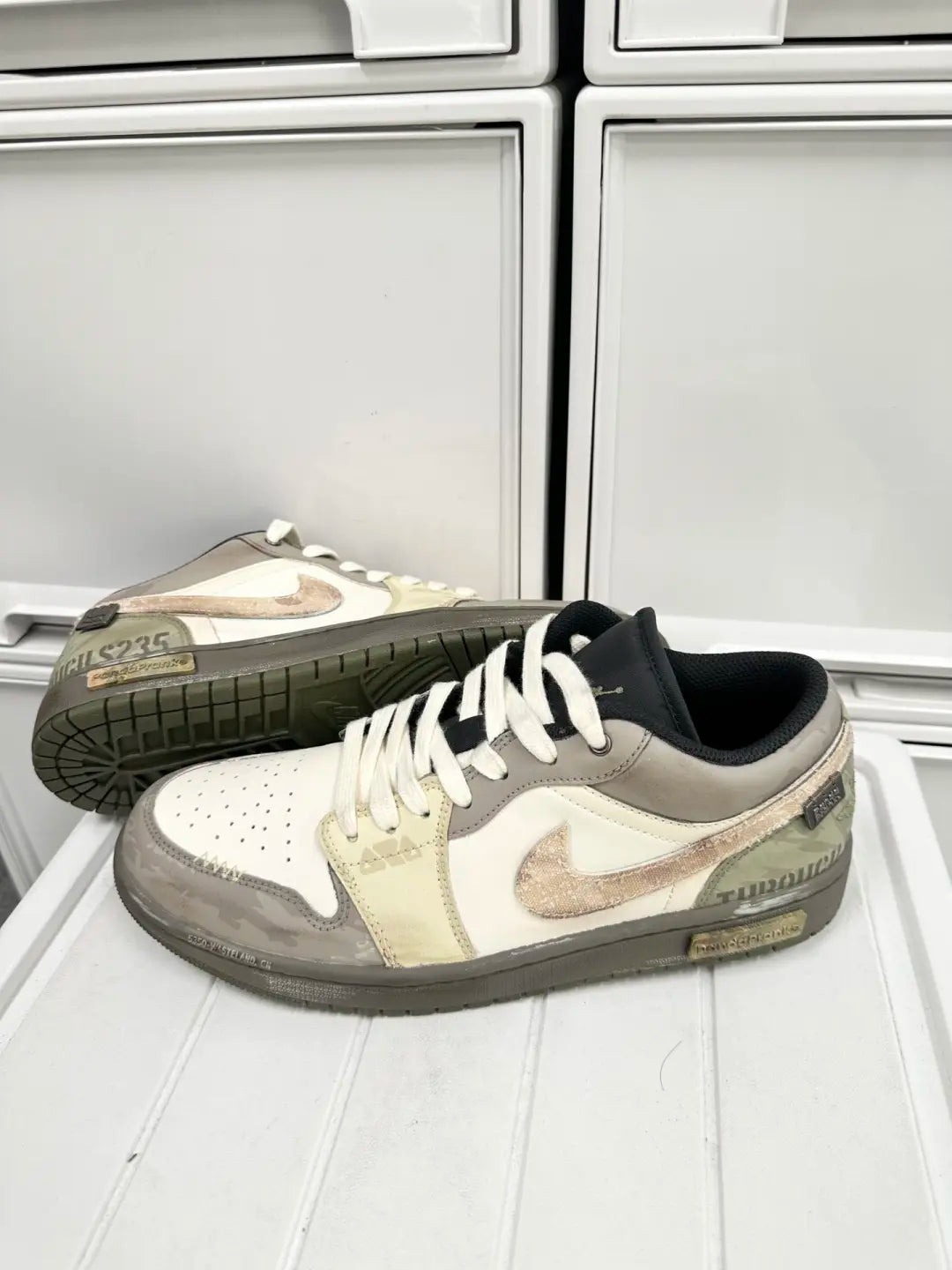 Seeking Path - Men's Jordan 1 Low