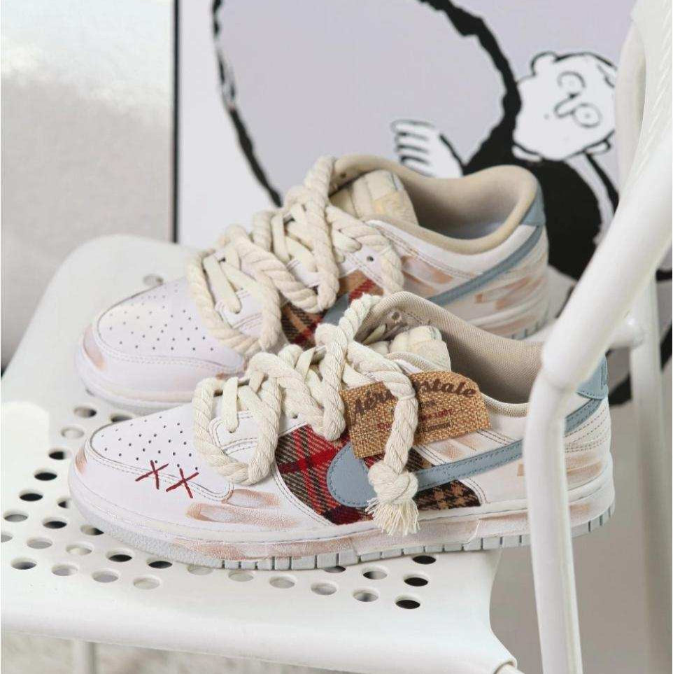 [Custom Men's style: red Scotland, white brown]  Dunk Skateboarding Shoes Men